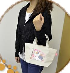 กระเป๋าถือใบเล็กสีดำสกรีน Nyanko-sensei (ลายซากุระ)