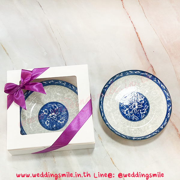 ของชำร่วยงานแต่งงาน จานกระเบื้องน้ำเงิน 7" ใส่ถุงผ้าติดโบว์ 33.-/ ใส่กล่องขาวคาดริบบิ้น 48.-