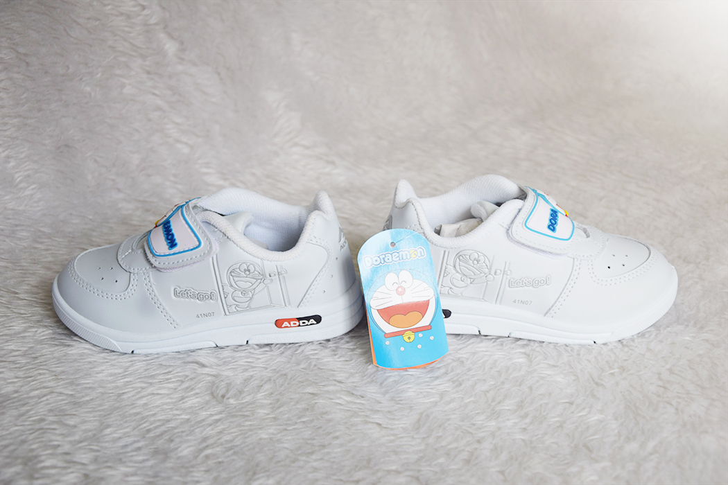 รองเท้าพละเด็กอนุบาล ลาย Doraemon แบบเมจิกเทป