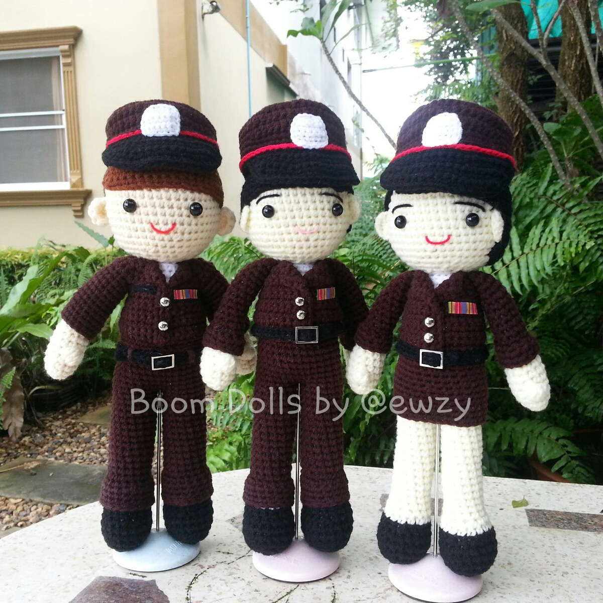 ตุ๊กตาถักตำรวจสาว ขนาด 14 นิ้ว