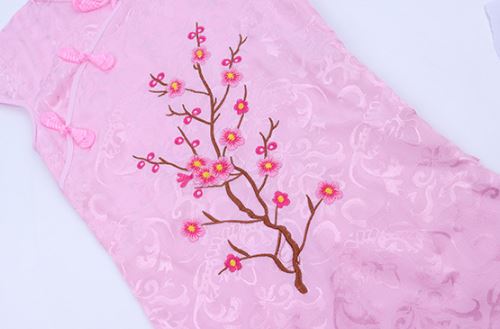 ชุดกี่เพ้าเด็กหญิงพร้อมกิ๊ฟติดผมขนปอมๆ สีแดง ชุดปักลายดอกไม้กลางตัวน่ารัก Size 2-12