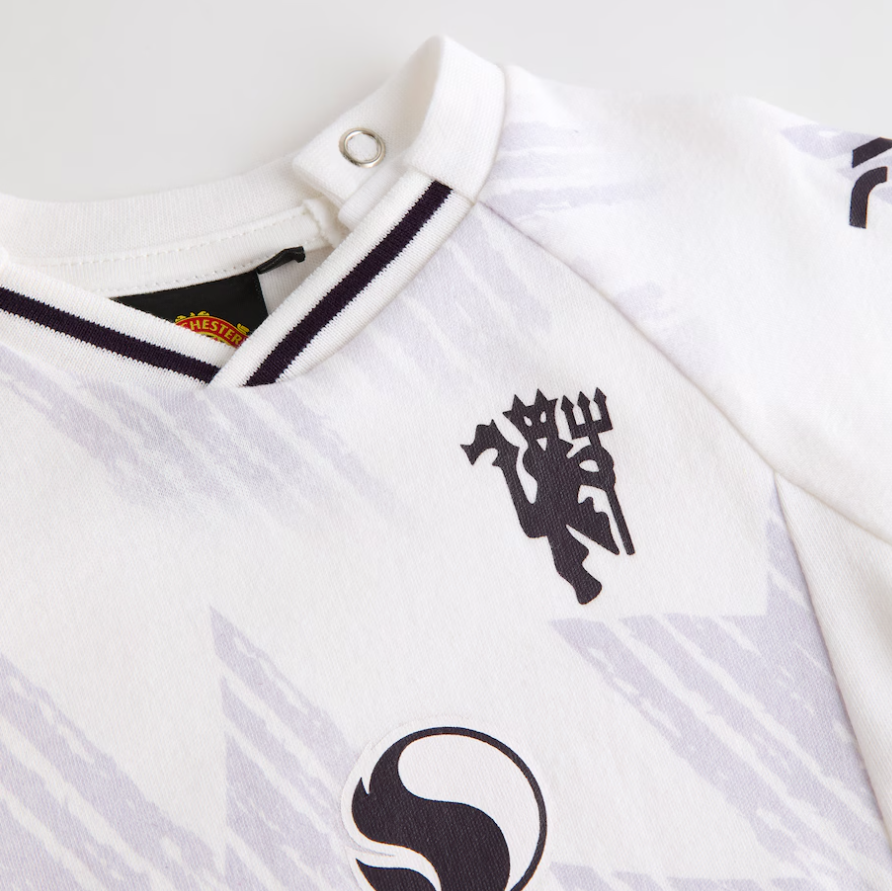 เสื้อเด็กแมนเชสเตอร์ ยูไนเต็ดสำหรับเด็กทารก 2025/26 Baby Away Sleepsuit ของแท้