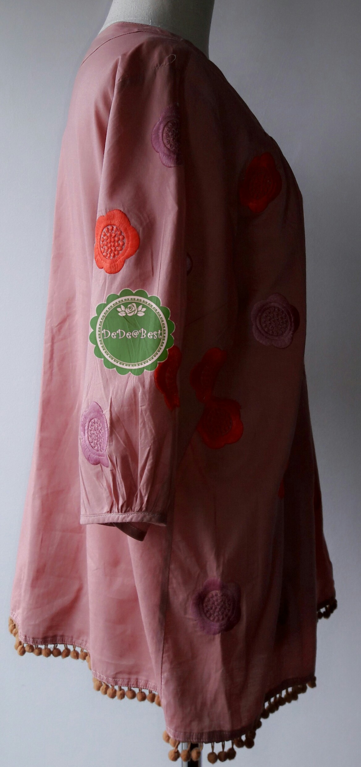 T118:2nd hand top เสื้อปักลายดอกไม้ แขนสามส่วน ชายเสื้ิอติดระบายด้วยพู่กลม