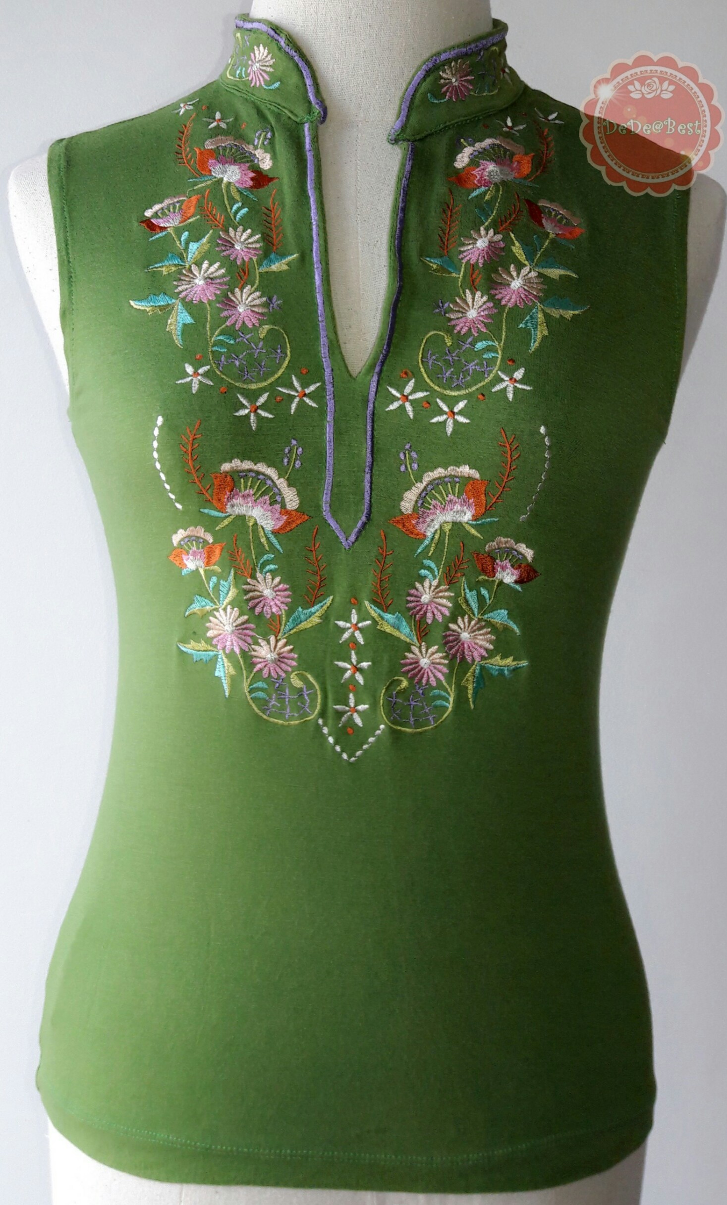T24:2nd hand top เสื้อแขนกุดสีเขียวผ้ายืด คอจีน ปักลวดลายละเอียด สวย