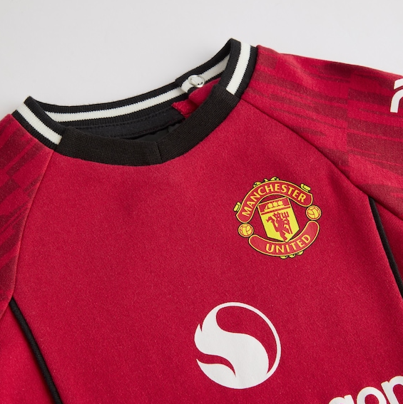 เสื้อเด็กแมนเชสเตอร์ ยูไนเต็ดสำหรับเด็กทารก 2025/26 Baby Home Sleepsuit ของแท้