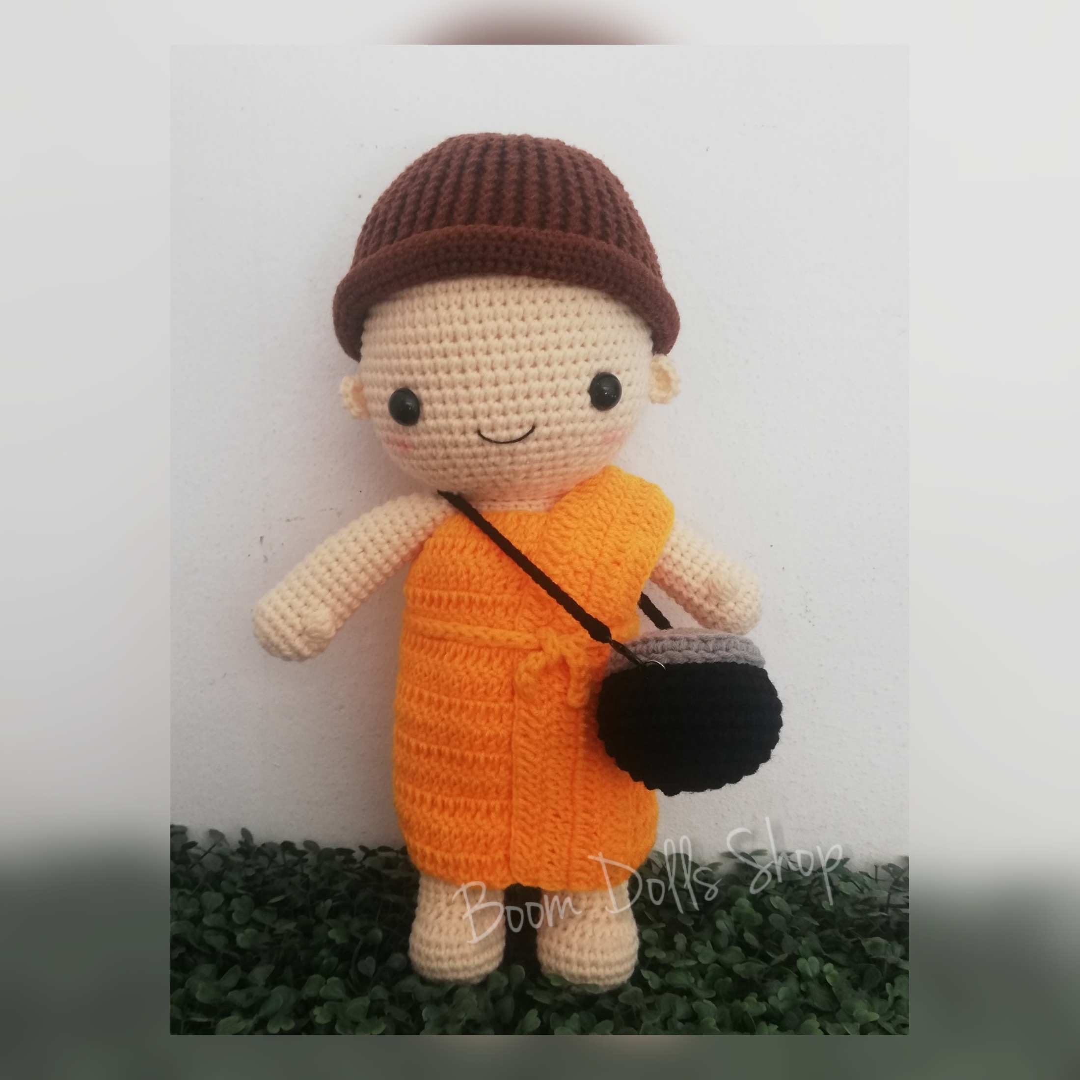 ตุ๊กตาถักเณรน้อย รับปริญญา ขนาด14 นิ้ว (ตัวอ้วน)