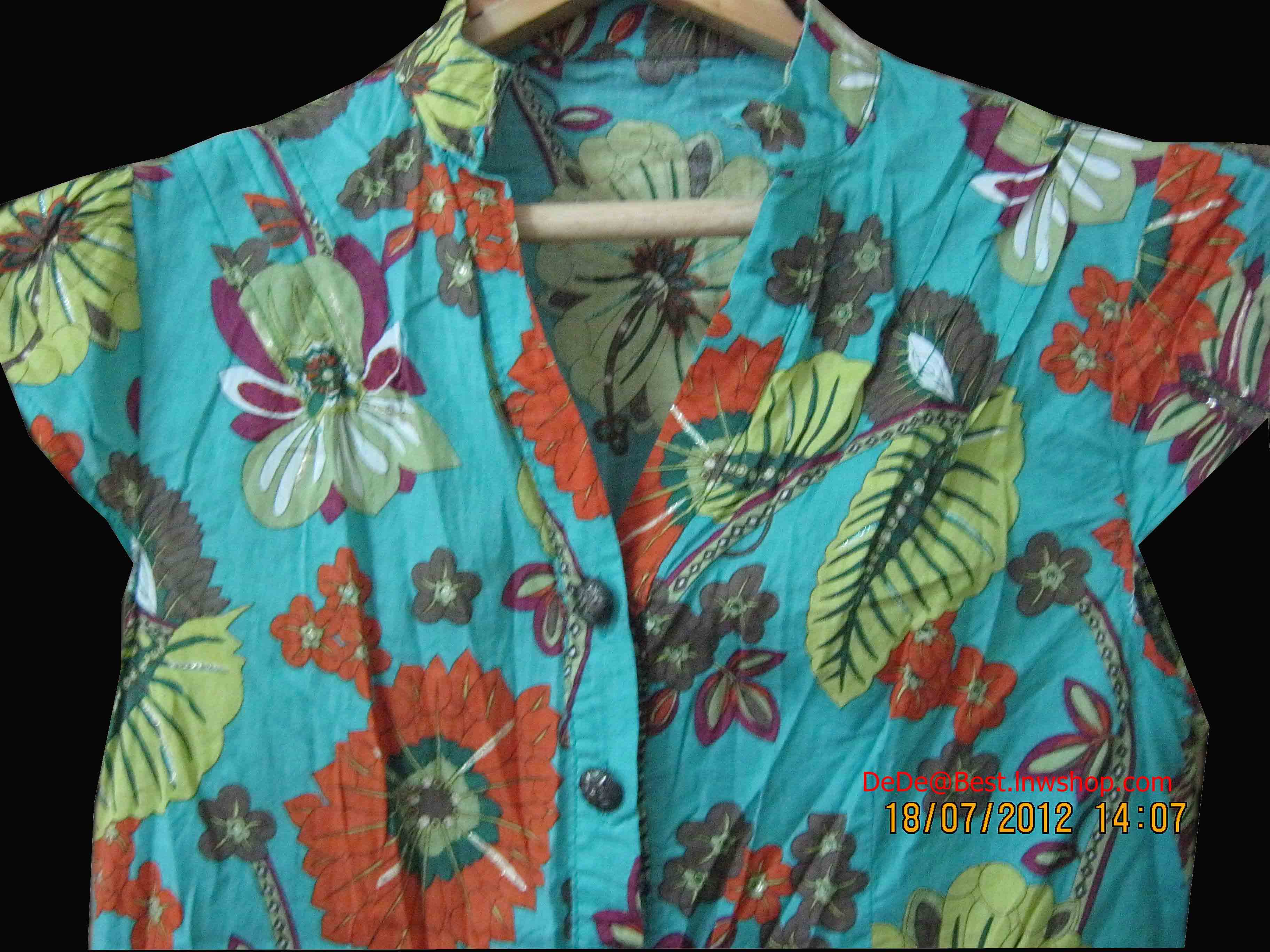 แถมให้คุณPumค่ะ T13:2nd hand top เสื้อสีเขียวลายดอกไม้สีแจ่ม ๆ ดูสดใส❤