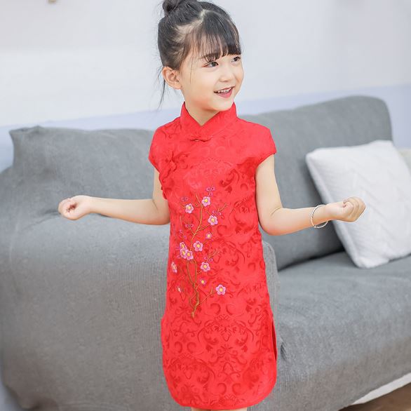 ชุดกี่เพ้าเด็กหญิงพร้อมกิ๊ฟติดผมขนปอมๆ สีแดง ชุดปักลายดอกไม้กลางตัวน่ารัก Size 2-12