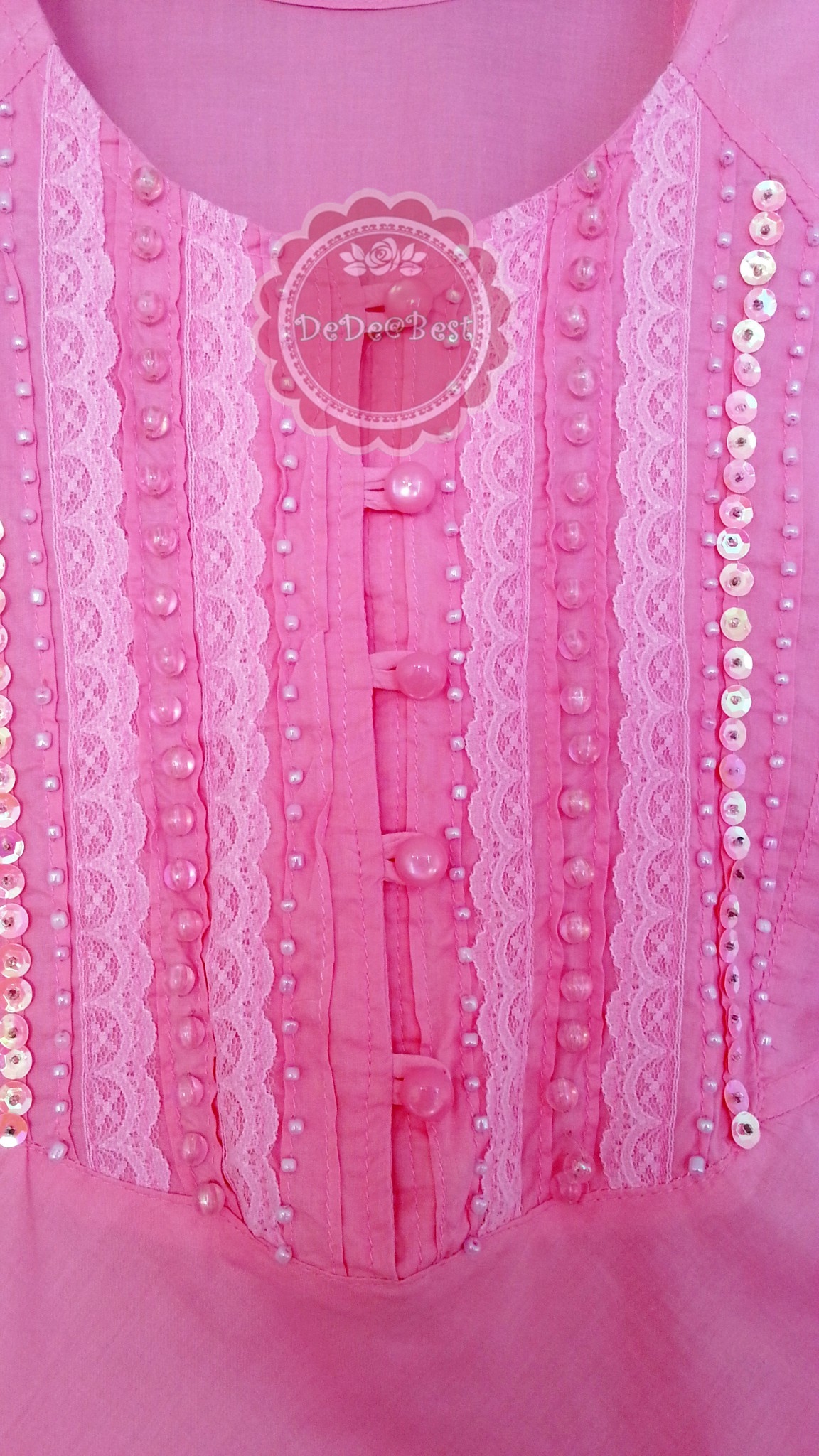 ขายแล้วค่ะT93:2nd hand top เสื้อแขนกุดสีชมพูหวาน โดดเด่นด้วยการปักลูกปัด เลื่อม และลูกไม้ ที่หน้าอก❤