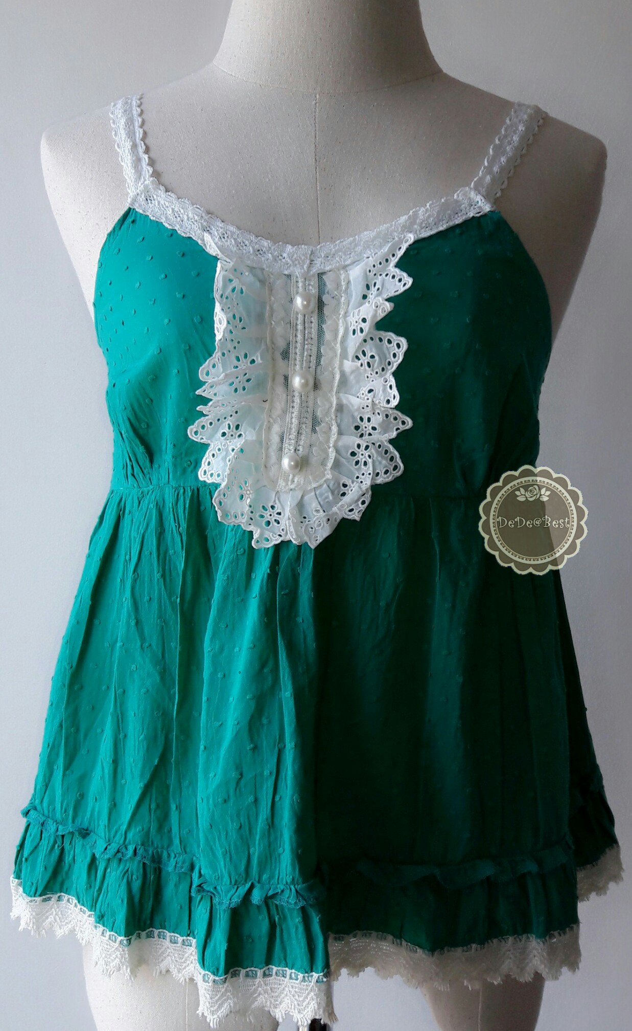 T30:2nd hand top เสื้อสายเดี่ยวสีเขียวเดินขอบลูกไม้ขาว