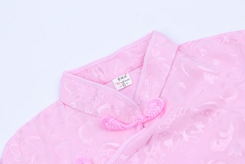 ชุดกี่เพ้าเด็กหญิงพร้อมกิ๊ฟติดผมขนปอมๆ สีแดง ชุดปักลายดอกไม้กลางตัวน่ารัก Size 2-12