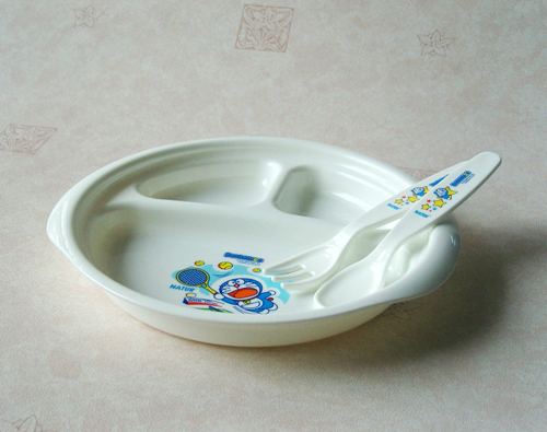 จานหลุมเด็ก 3 ช่อง+ช้อนส้อม โดเรมอน พื้นลายสก็อต คละสี Doraemon Feeding Plate Set