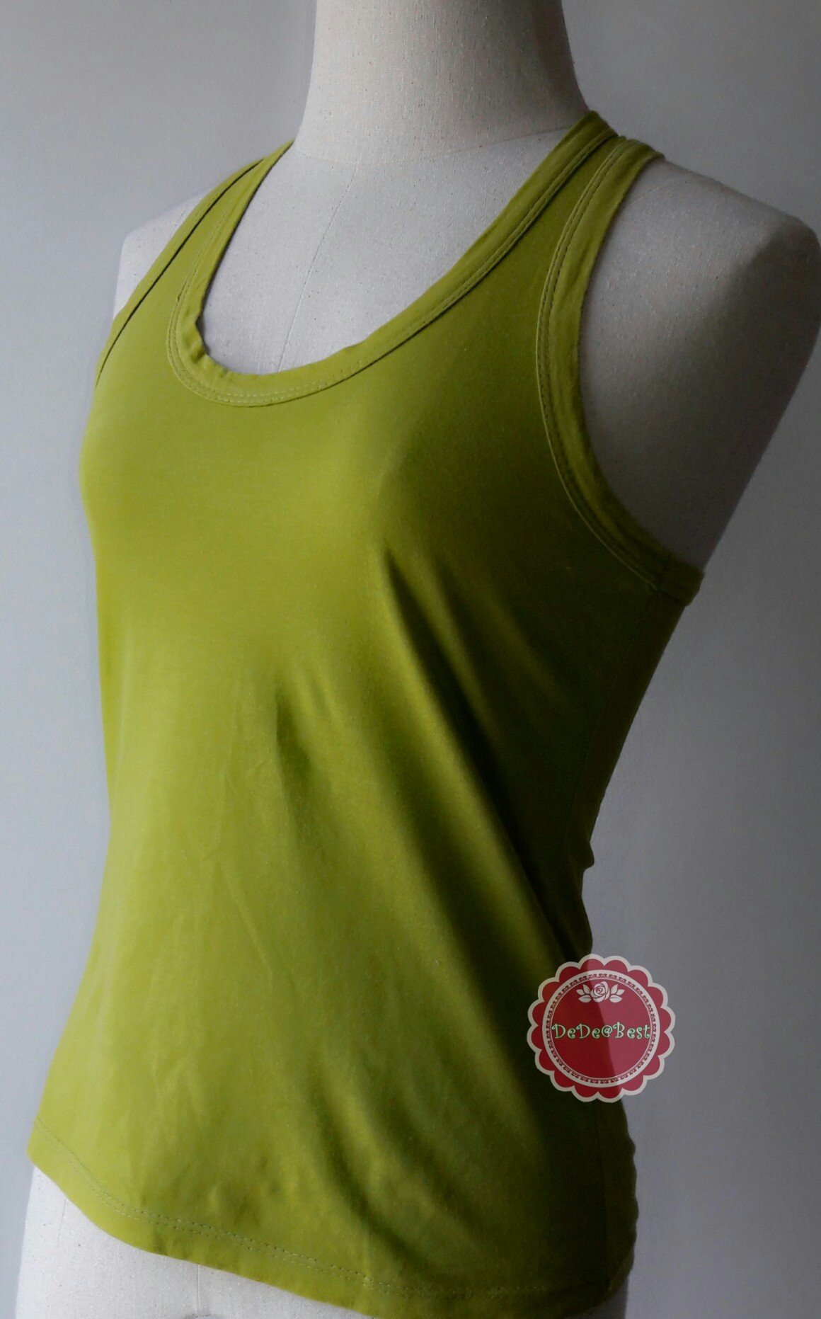 T92:2nd hand top เสื้อกล้ามสีเขียวสดใส