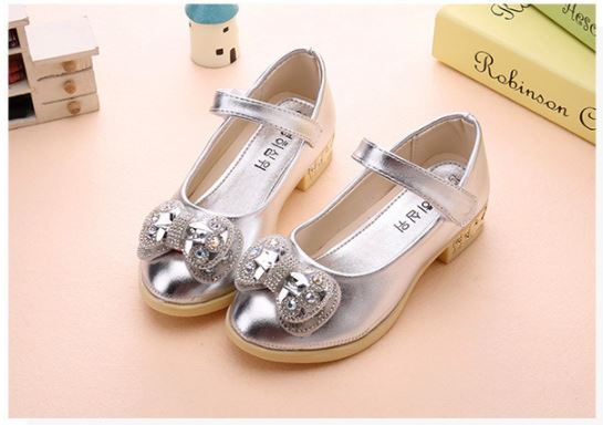 รองเท้าคัชชูเด็กหญิงสีเงิน ประดับโบว์เพชร