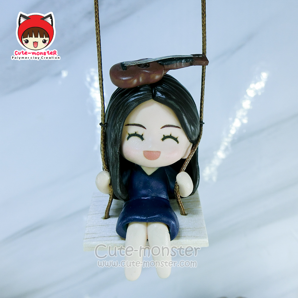 ตุ๊กตานั่งชิงช้า แขวนหน้ารถ สูง 2.5"
