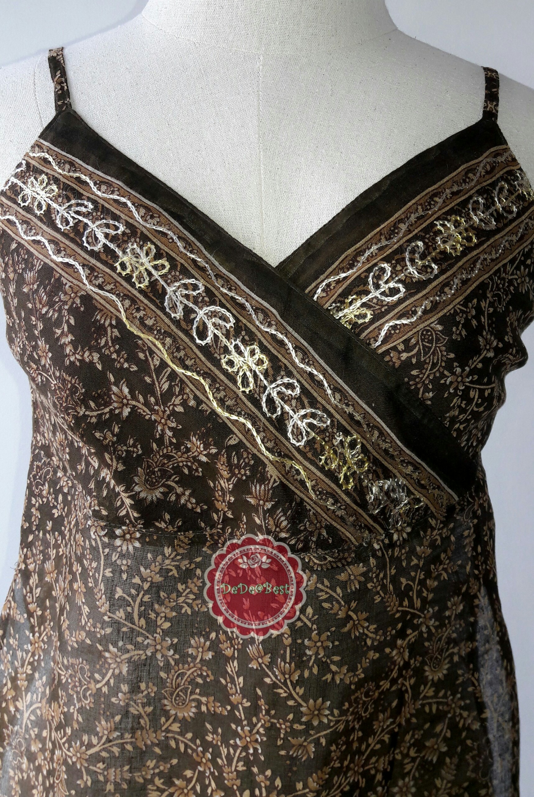 T12:2nd hand top เสื้อสายเดี่ยวสีน้ำตาลปักลายสวย