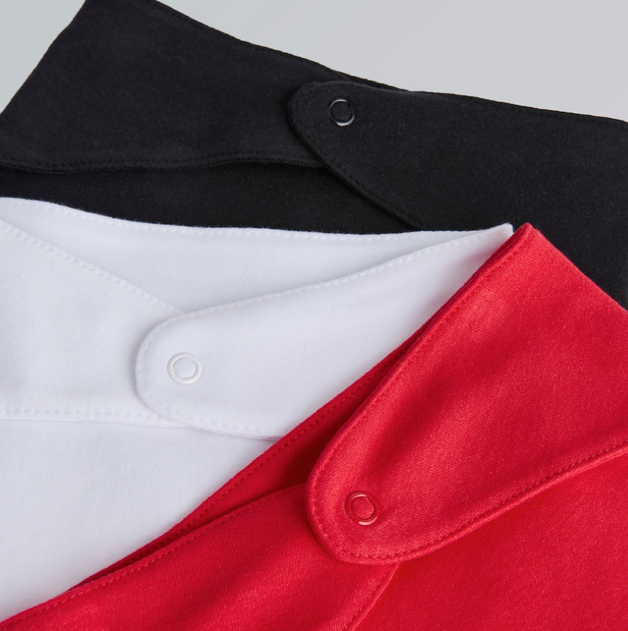 ผ้ากันเปื้อนเด็กแมนเชสเตอร์ ยูไนเต็ด 2025/26 Baby Crest Bibs 3 ชุด 3 ชิ้นของแท้