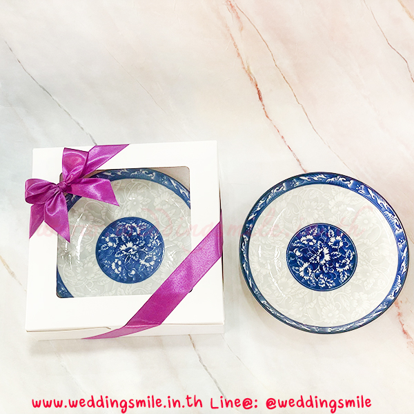 ของชำร่วยงานแต่งงาน จานกระเบื้องน้ำเงิน 7" ใส่ถุงผ้าติดโบว์ 33.-/ ใส่กล่องขาวคาดริบบิ้น 48.-