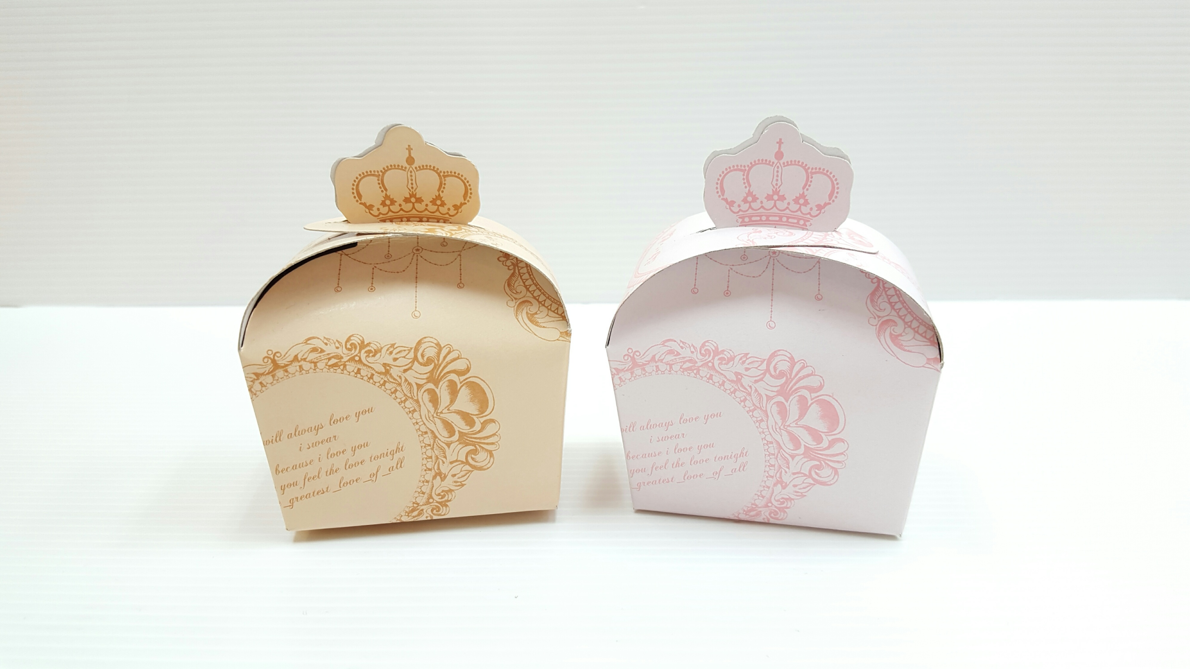 กล่องกระดาษใส่ของชำร่วย ลายมงกุฏหลุยส์ (10 ใบ/ห่อ ใบละ 3.-) (50 ใบ ขึ้นไป ใบละ 2.50)