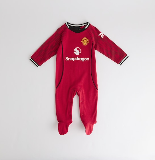 เสื้อเด็กแมนเชสเตอร์ ยูไนเต็ดสำหรับเด็กทารก 2025/26 Baby Home Sleepsuit ของแท้