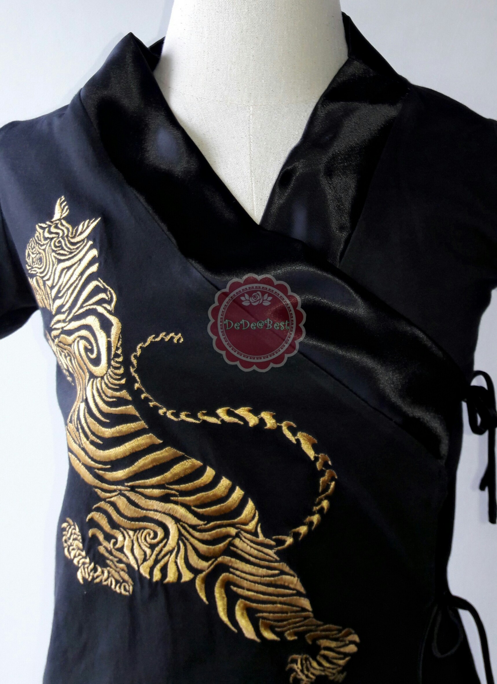 T43:2nd hand top เสื้อสีดำปักลายเสือสีทอง