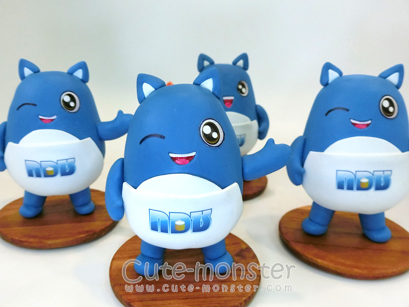 โมเดลดินปั้น ตุ๊กตาน้องเก็บออม งานสั่งทำ ขนาดสูง 4 นิ้ว