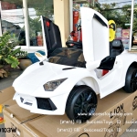 รถแลมโบกินี่ปีกนกสีขาว