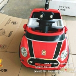 รถเก๋งมือโยกมินิคูเปอร์มีด้ามเข็มสีแดง