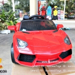 รถเก๋งแลมโบกินี่ปีกนกสีแดง