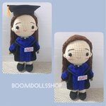 ตุ๊กตาถักรับปริญญา ม มหิดล ป เอก ขนาด 12 นิ้ว