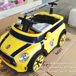 รถเก๋งมือโยกมินิคูเปอร์มีด้ามเข็มสีเหลือง