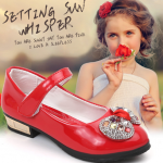 รองเท้าคัชชูเด็กหญิงสีแดง แต่งโบว์เพชร มีสายคาดกันหลุดแบบเมจิกเทป