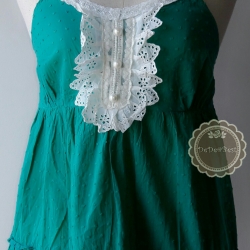 T30:2nd hand top เสื้อสายเดี่ยวสีเขียวเดินขอบลูกไม้ขาว