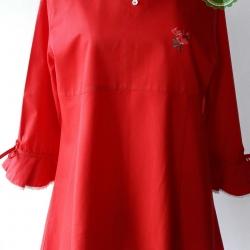 T104:Vintage top เสื้อวินเทจสีแดง คอบัวเดินขอบลูกไม้สีขาว ปักลายดอกกุหลาบที่อก
