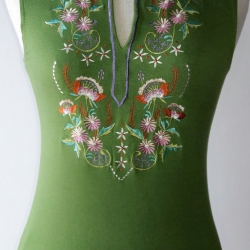 T24:2nd hand top เสื้อแขนกุดสีเขียวผ้ายืด คอจีน ปักลวดลายละเอียด สวย