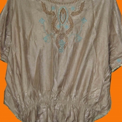 ขายแล้วค่ะ T19:2nd hand topเสื้อเนื้อผ้าเหลือบมันสีโอวัลตินอ่อน ปักลายสวยที่หน้าอก❤