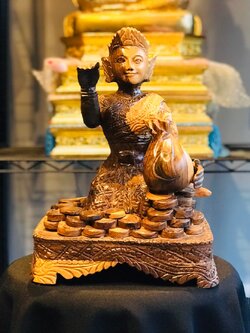 นางกวักไม้ชินชัน ขนาดหน้าตัก 8 นิ้ว