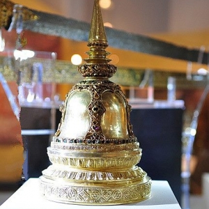 พระสถูป ทองคำสลักดุนประดับอัญมณี